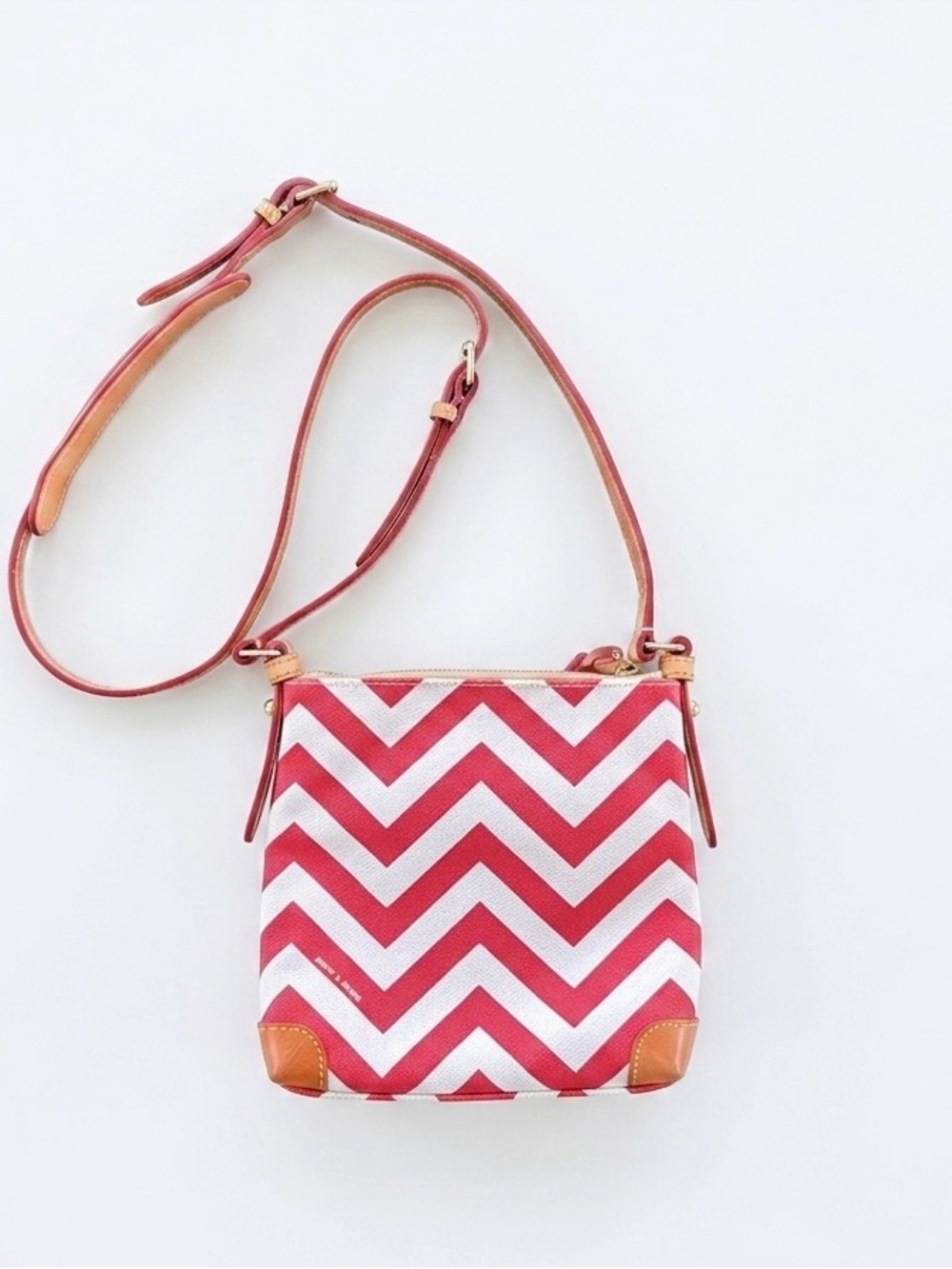 Dooney & Bourke Red Chevron Crossbody Letter Carrier Bag Pouchette J7652644 - Picture 2 of 15